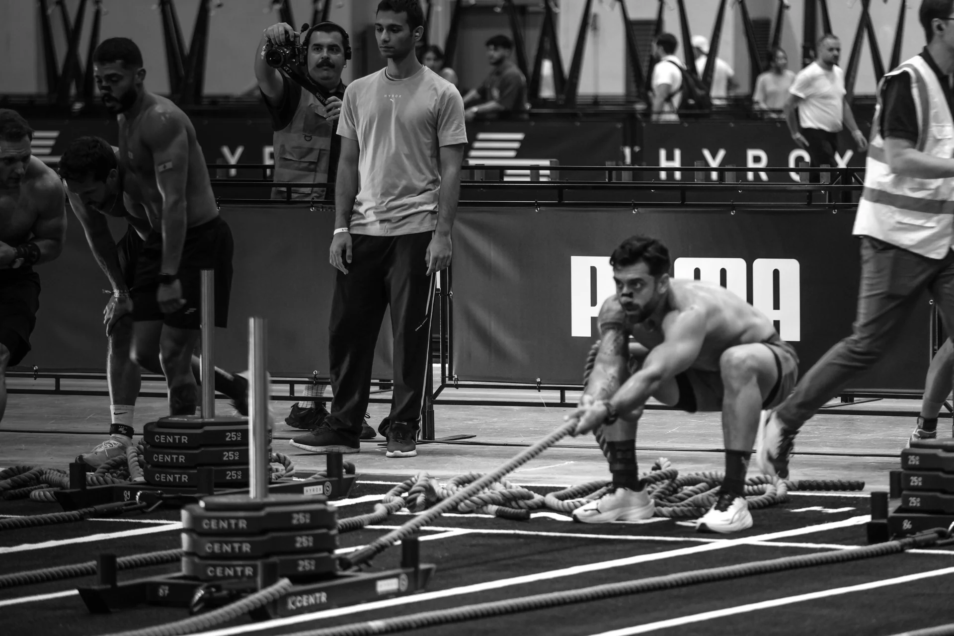 HYROX yarışında halat çekme etabındaki sporcu