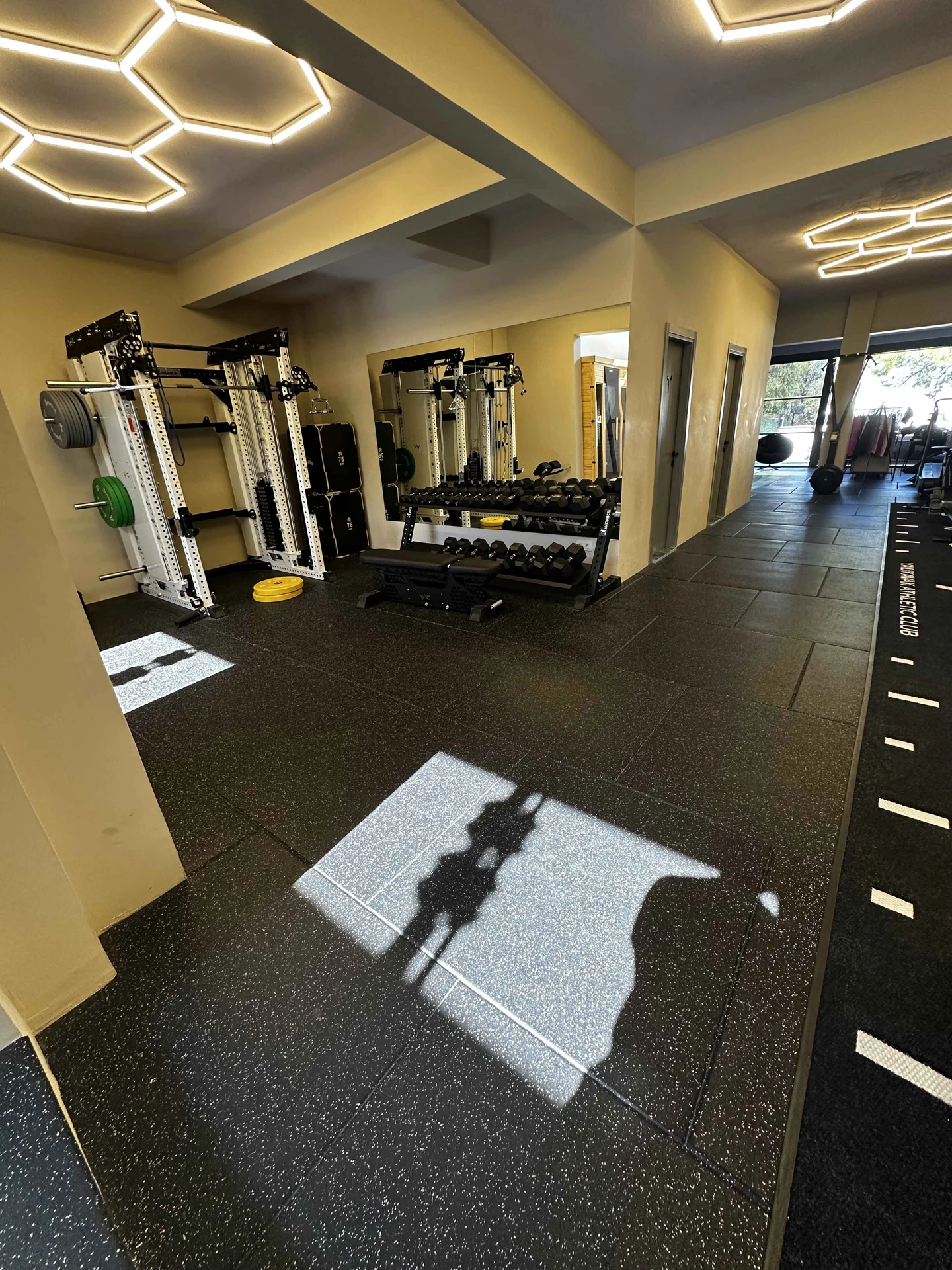 YAC salonundaki rack, bench ve dambıl setlerinin gün ışığındaki görünümü