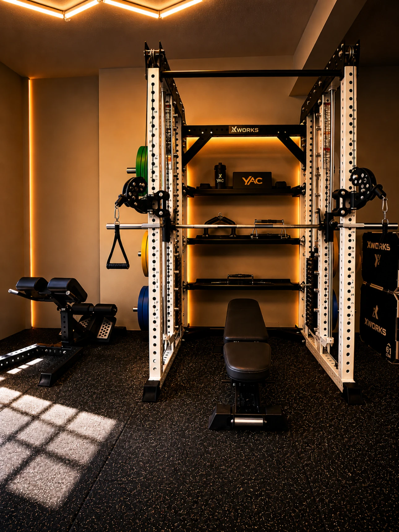 YAC salonundaki rack, bench ve barbell istasyonu